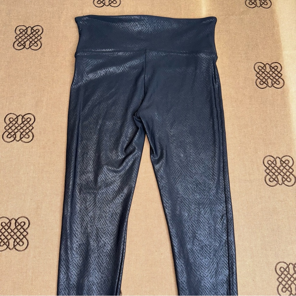 SPANX Faux Leather Croc Legging In Metallic Black Size L
In Excellent Condition - Picture 11 of 15